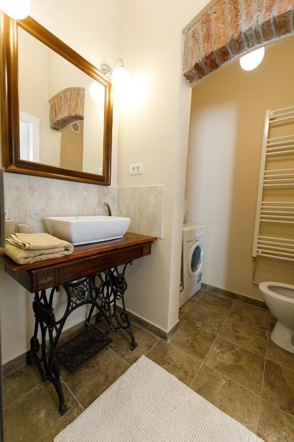 ティミショアラStylish Flat In The Heart Of Historical Centerアパートメント エクステリア 写真
